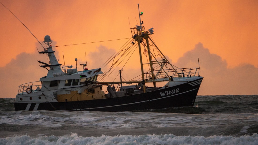 Lancha de pesca anclada cerca de la costa al atardecer